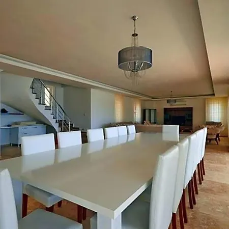 Sleeps 17 Pool Air Con Wifi