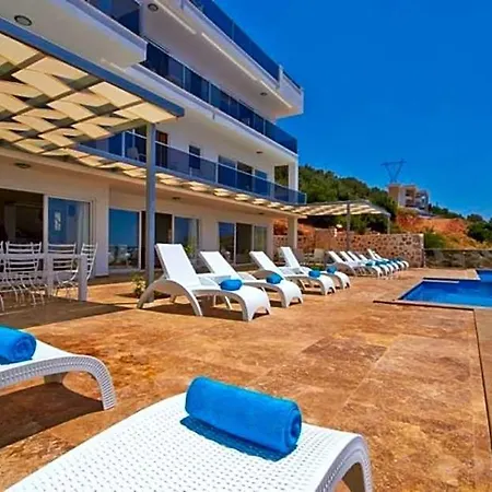 Sleeps 17 Pool Air Con Wifi فيلة كالكان