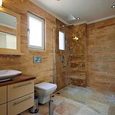 Sleeps 17 Pool Air Con Wifi